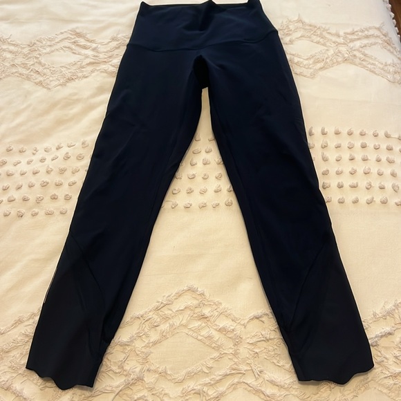 Lululemon Wunder under scalloped trim tight Barry’s Bootcamp branded lululemon - Picture 5 of 13